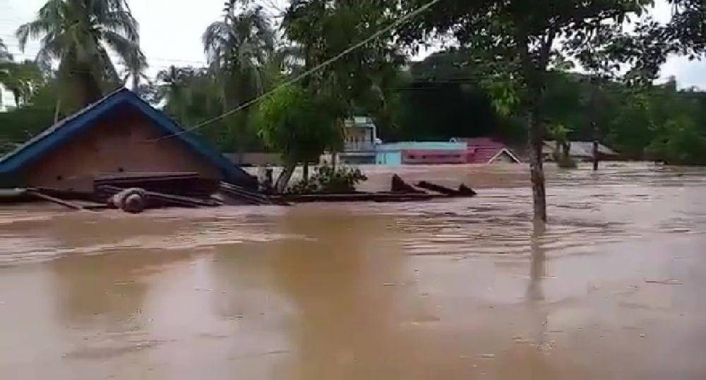 Banjir yang menggenangi hingga atap rumah (IDN Times/istimewa)
