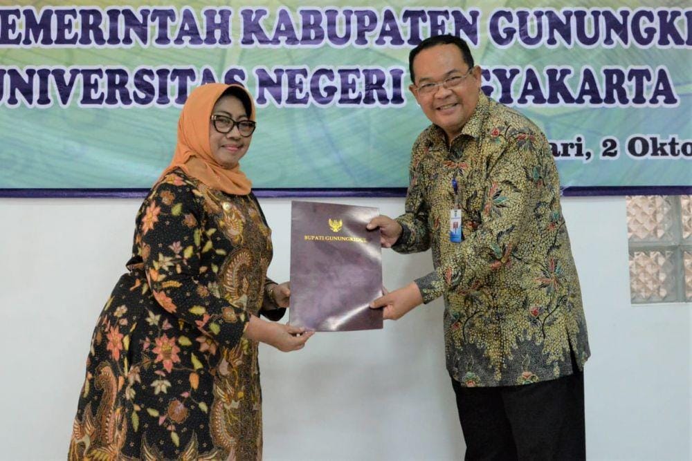 Bupati Gunungkidul Badingah bersama Rektor UNY Sutrisna Wibawa. IDN Times/Istimewa
