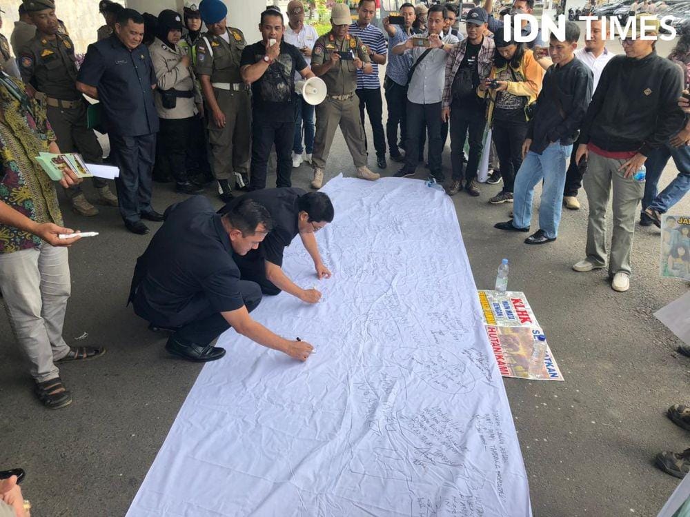Kepala Dinas Kehutanan, Pandji Tjahtanto dan Kepala Dinas Lingkungan Hidup Edward Chandra diminta untuk menandatangani kampanye penyelamatan hutan (IDN Times/Rangga Erfizal)