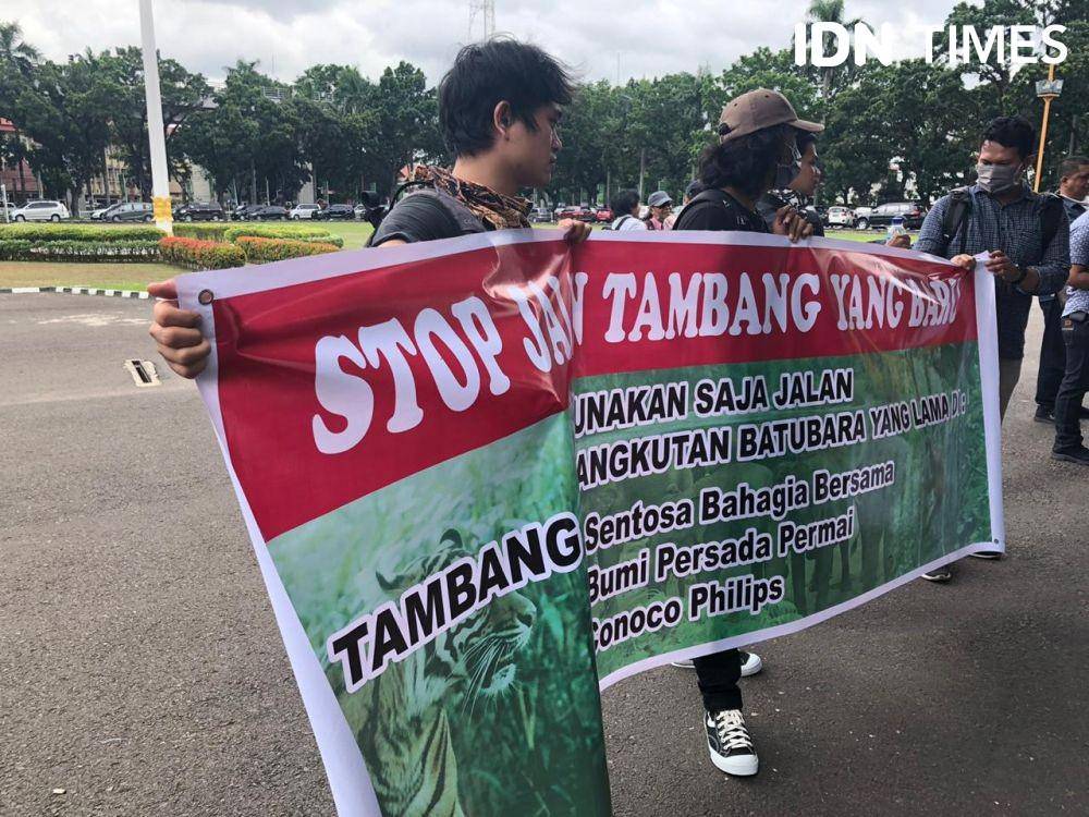 Demo pembangunan jalan khusus Batubara di depan kantor Pemprov Sumsel (IDN Times/Rangga Erfizal)