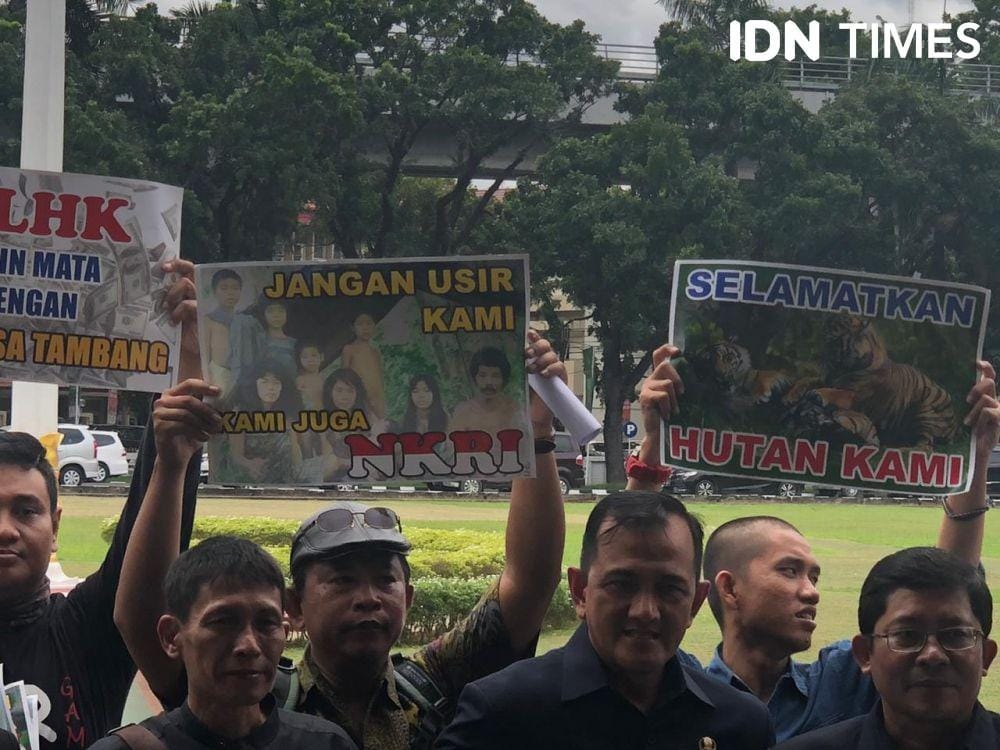 Demo pemberian izin pinjam pakai kawasan hutan (IDN Times/Rangga Erfizal)