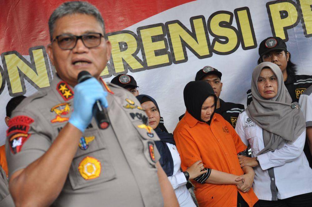 Kapolda Sumut Irjen Pol Martuani Sormin Siregar (kiri) menghadirkan istri korban pembunuhan yang menjadi tersangka Zuraida Hanum (kedua kanan) saat memaparkan kasus pembunuhan Hakim Pengadilan Negeri (PN) Medan Jamaluddin di Mapolda Sumatera Utara, Medan, Sumatera Utara, Rabu (8/1/2020). (Antara/Septianda Perdana)