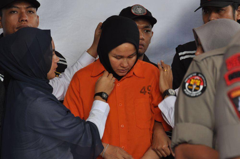 Tersangka kasus pembunuhan Hakim Pengadilan Negeri (PN) Medan, Zuraida Hanum (tengah) yang juga istri korban dihadirkan polisi ketika gelar kasus di Mapolda Sumatera Utara, Medan, Sumatera Utara, Rabu (8/1/2020). (Antara/Septianda Perdana)