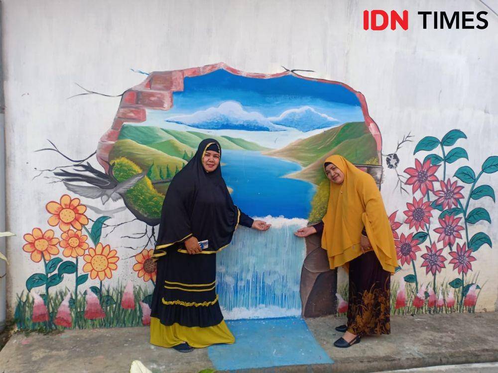 Ibu-ibu berfoto di Gang Muhajir, kampung tematik pertama di Siantar (IDN Times/Gideon Aritonang)
