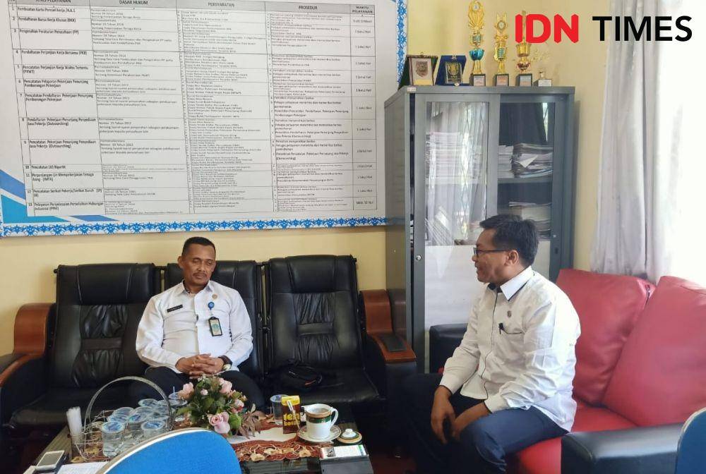 Kepala Disnakertrans, Suhardi (kanan) bersama Kabid Hubungan Industrial, Ismail (IDN Times/Ervan Masbanjar)