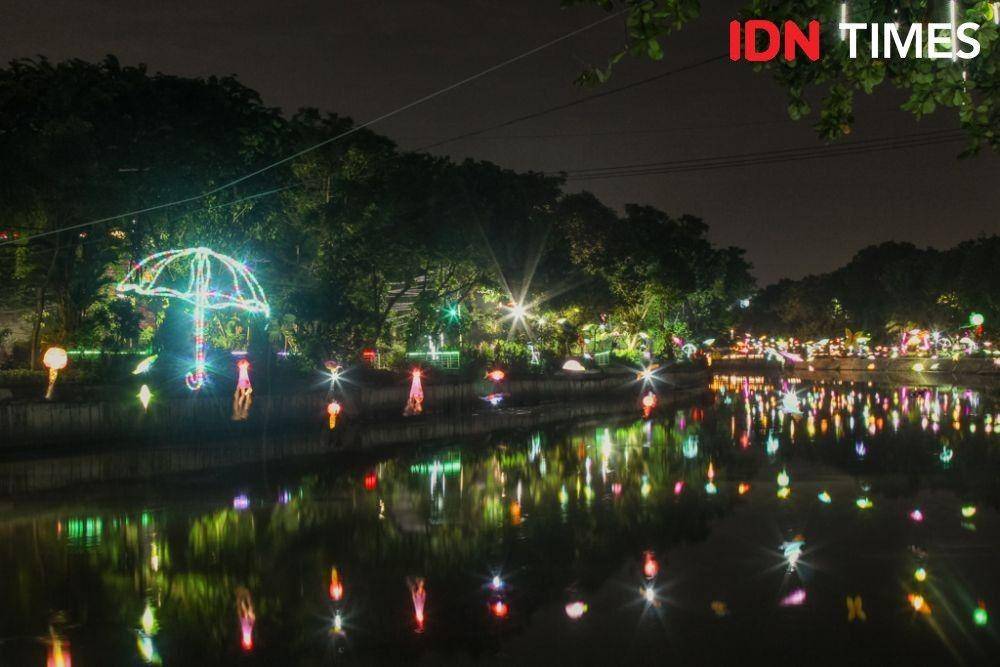 Suasana malam hari di Sungai Kalimas, Surabaya. (IDN TImes/Reza Iqbal)