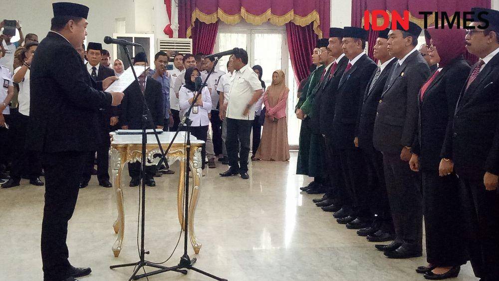 Pelantikan 15 pejabat Pemprov Sulsel di Baruga Karaeng Pattingalloang Rujab Gubernur Sulsel, Rabu (8/1). IDN Times/Asrhawi Muin