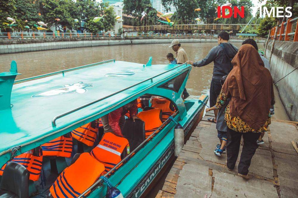 Potret pengunjung yang hendak masuk kapal di Wisata Perahu Kalimas. (IDN Times/Reza Iqbal)