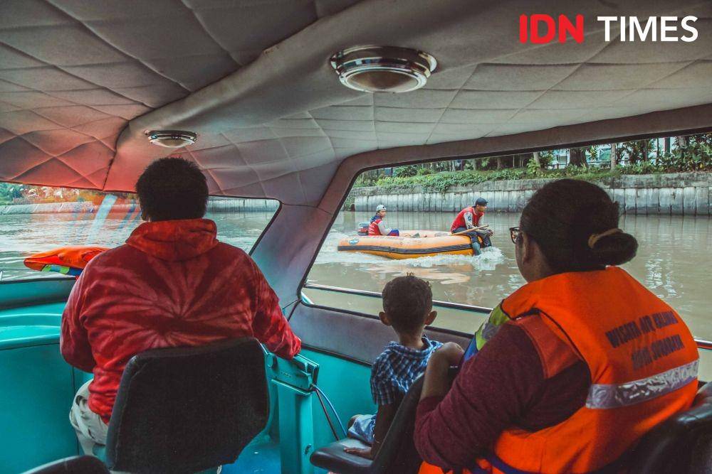Suasana di dalam Wisata Perahu Kalimas. (IDN Times/Reza Iqbal)