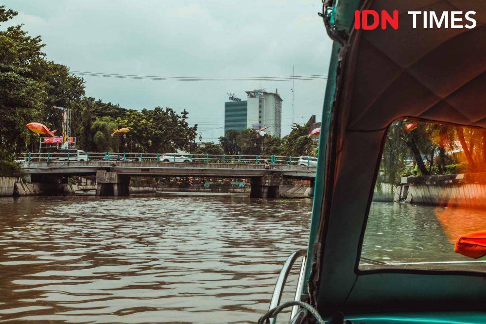 Potret sungai kalimas dari dalam perahu. (IDN Times/Reza Iqbal)
