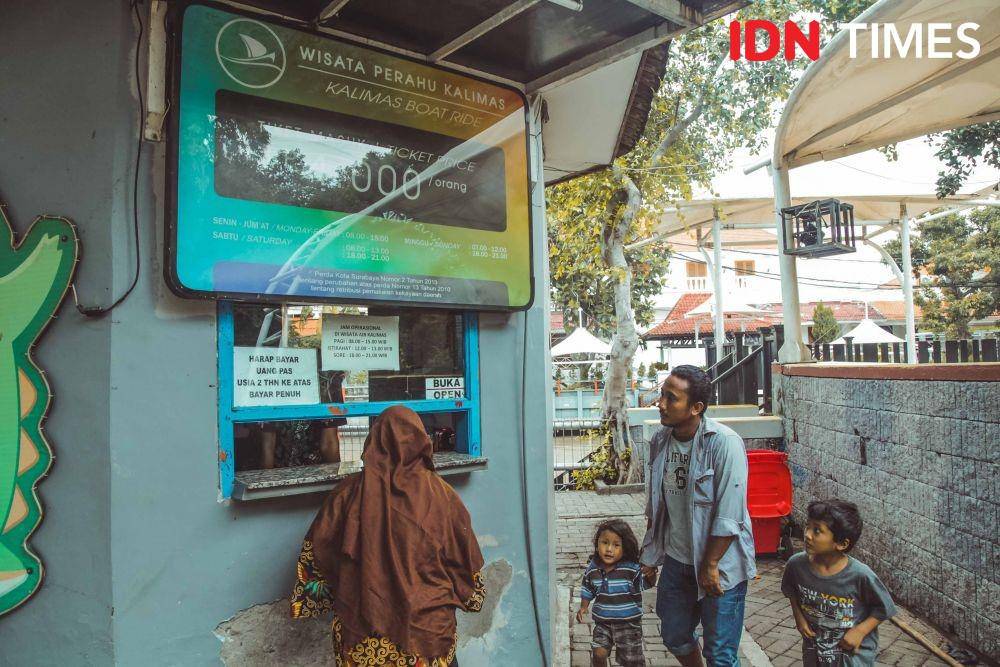 Potret penunjung Wisata Perahu Kalimas saat membeli tiket. (IDN Times/Reza Iqbal)