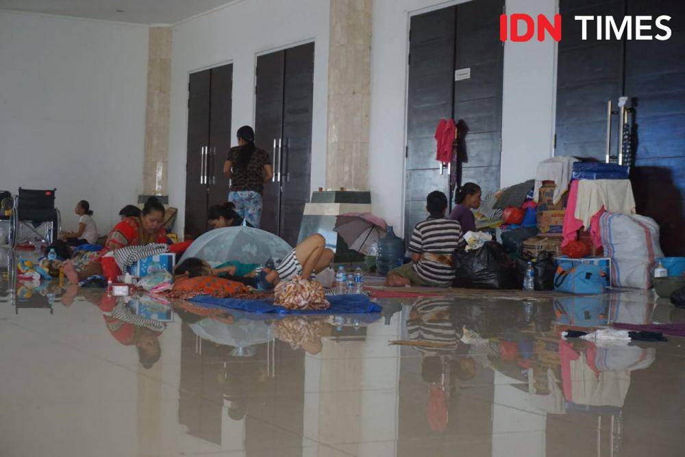 Pengungsi korban banjir di Masjid KH Hasyim Asy'ari, Jakarta Barat. (IDN Times/Gregorius Aryodamar P)