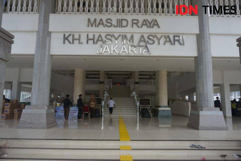 Pengungsi banjir di Masjid KH Hasyim Asy'ari, Jakarta Barat (IDN Times/Gregorius Aryodamar P)
