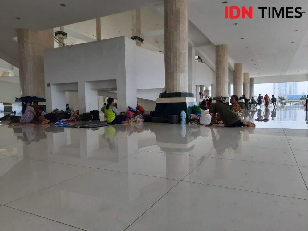 Pengungsi banjir di Masjid KH Hasyim Asy'ari, Jakarta Barat (IDN Times/Gregorius Aryodamar P)