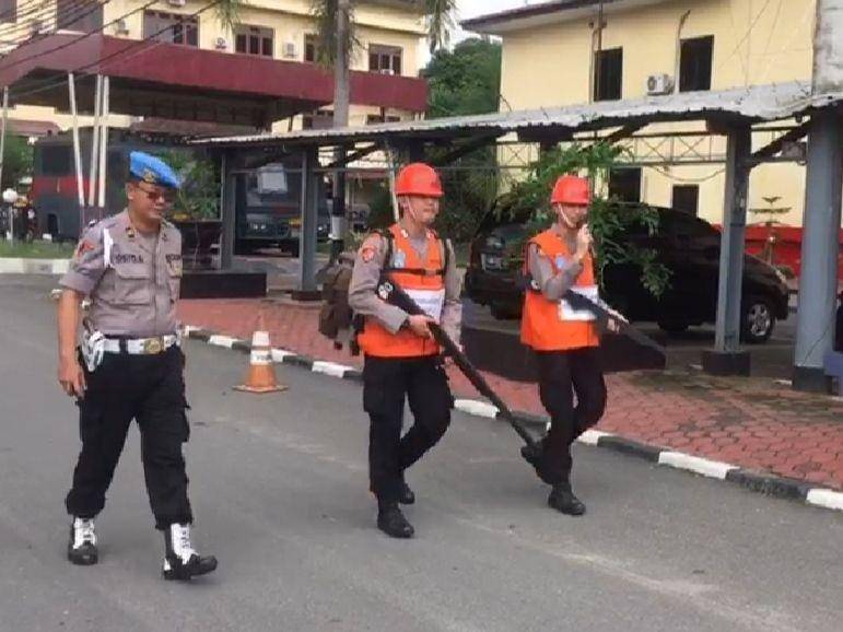 Dua personel Polda Sumatera Utara dihukum berkeliling markas dan memberikan ceramah soal perbuatan yang mereka lakukan (Istimewa)