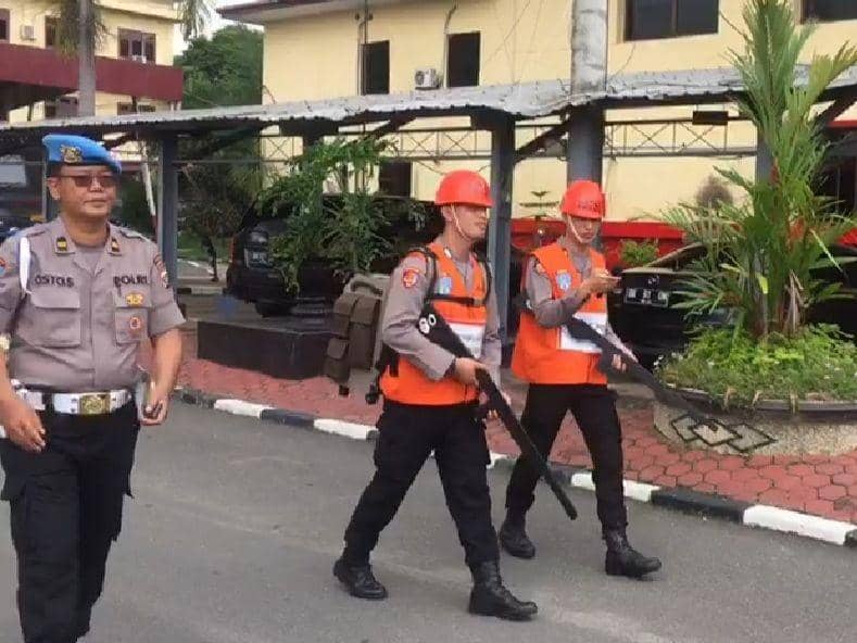 Dua personel Polda Sumatera Utara dihukum berkeliling markas dan memberikan ceramah soal perbuatan yang mereka lakukan (Istimewa)