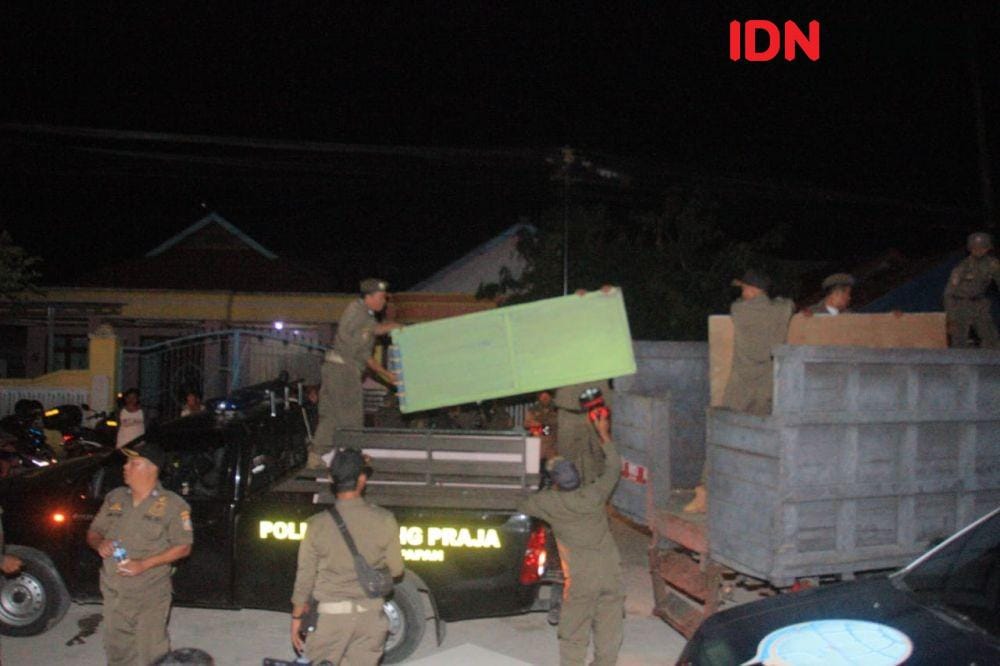 Beberapa barang-barang di eks lokalisasi Manggar Sari disita Satpol PP. (IDN Times/Surya Aditya)