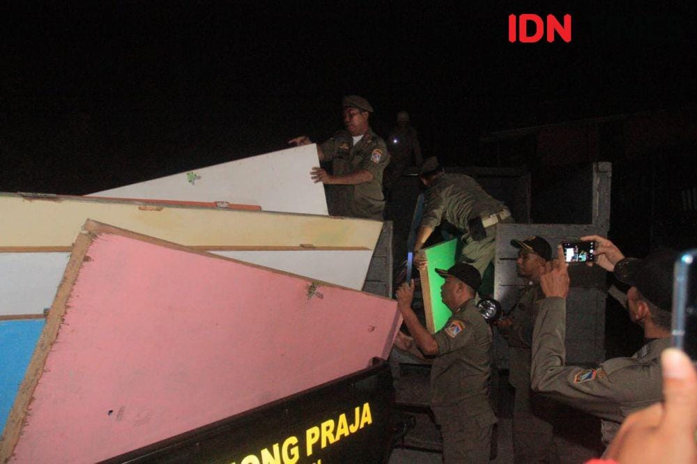 Beberapa barang-barang di eks lokalisasi Manggar Sari disita Satpol PP. (IDN Times/Surya Aditya)