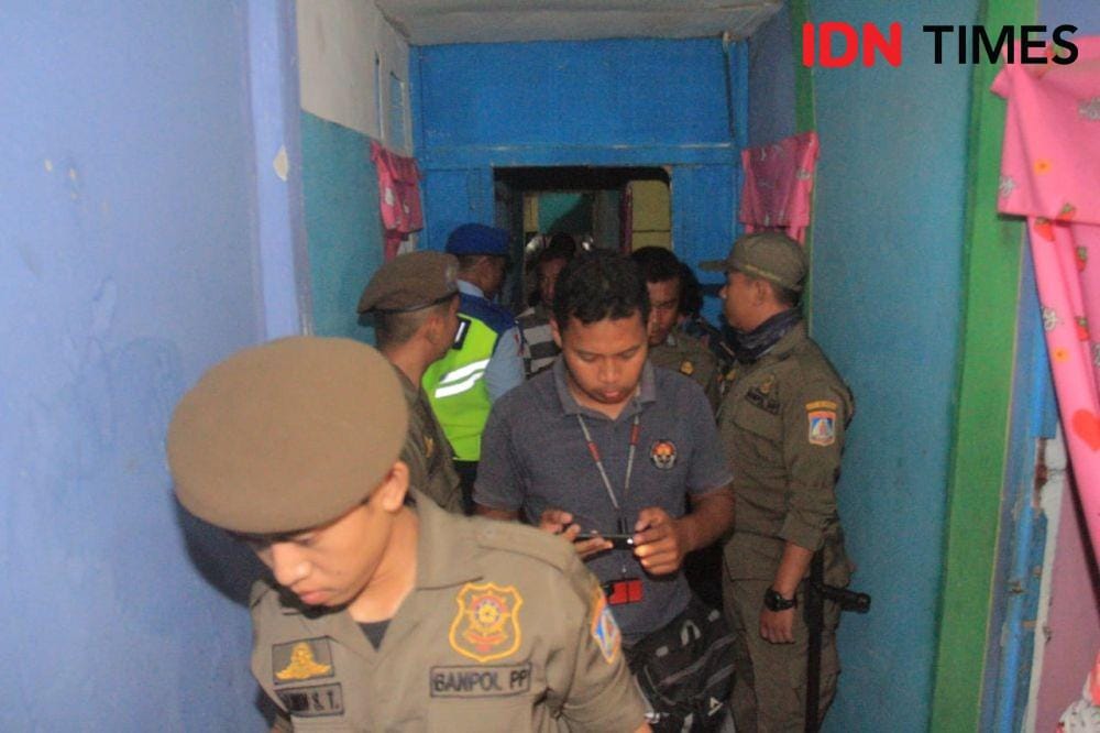 Aparat gabungan membongkar kamar di eks lokalisasi Manggar Sari. (IDN Times/Surya Aditya)