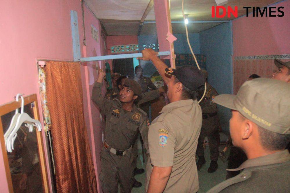 Aparat gabungan mengobrak-abrik bangunan di eks lokalisasi Manggar Sari, Selasa (7/6) malam. (IDN Times/Surya Aditya)