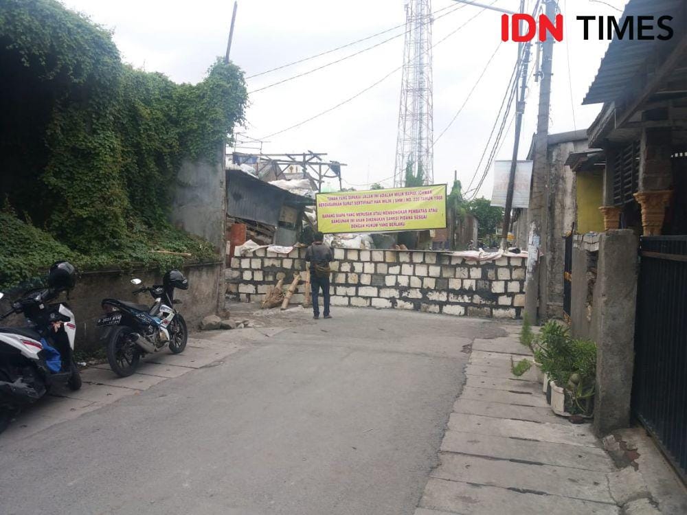 Tembok yang menghalangi akses Jalan Tambak Wedi menuju Bulak Banteng. IDN Times/Dida Tenola