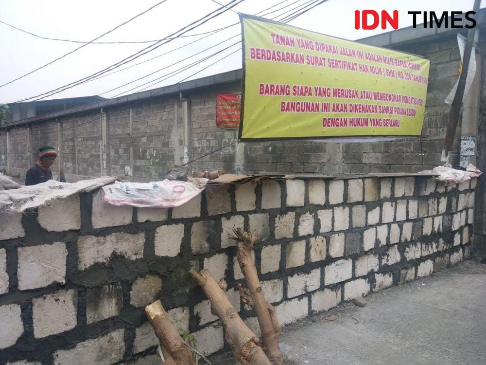 Tembok yang menghalangi akses Jalan Tambak Wedi menuju Bulak Banteng. IDN Times/Dida Tenola