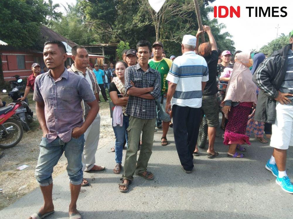 Massa mengadang upaya pembongkaran bangunan liar di Binjai (IDN Times/Bambang Suhandoko)