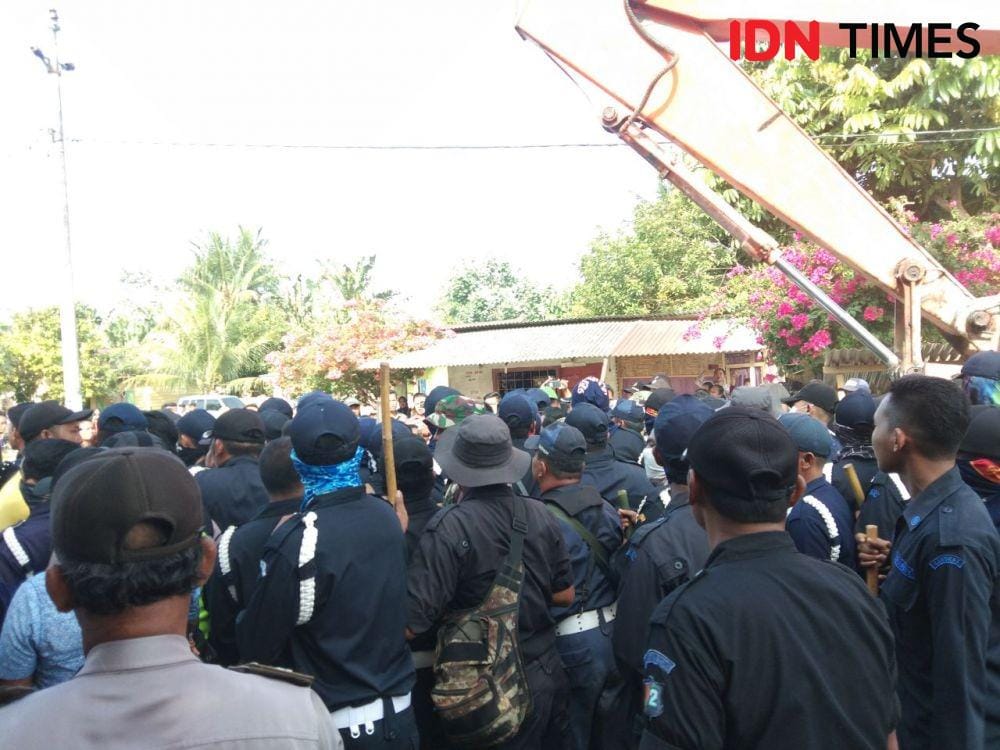 Petugas keamanan saat pembongkaran bangunan liar di Binjai (IDN Times/Bambang Suhandoko)