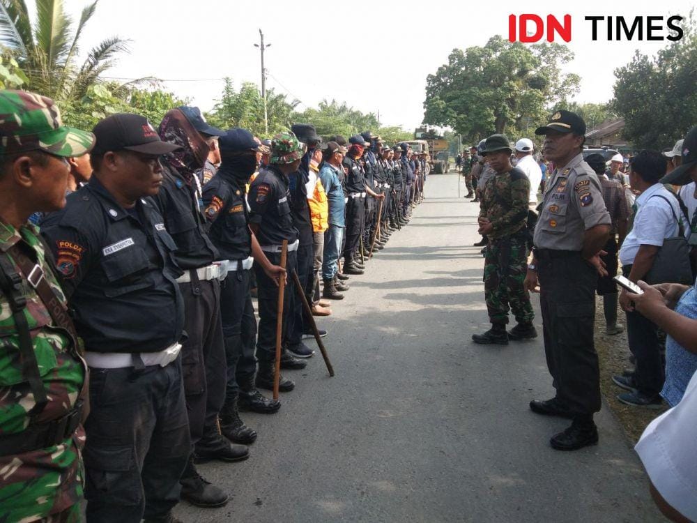 Petugas saat pembongkaran bangunan liar di Binjai (IDN Times/Bambang Suhandoko)