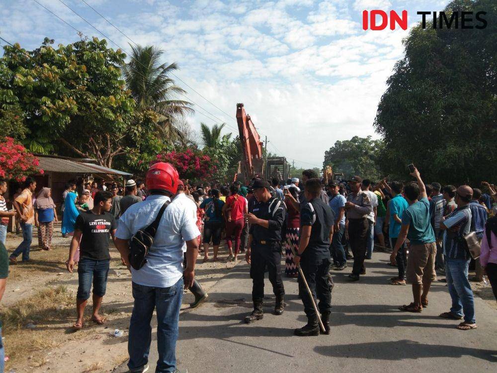 Massa mengadang upaya pembongkaran bangunan liar di Binjai (IDN Times/Bambang Suhandoko)