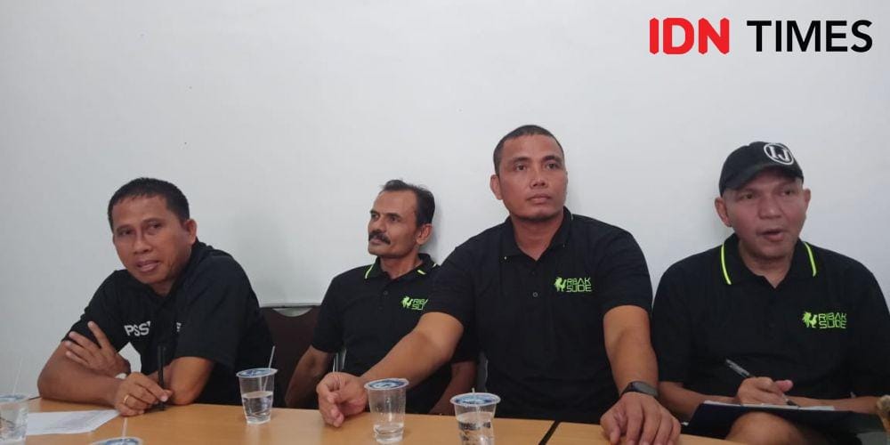 Pelatih PSMS Philep Hansen dan para asisten pelatih (IDN Times/Hasudungan)
