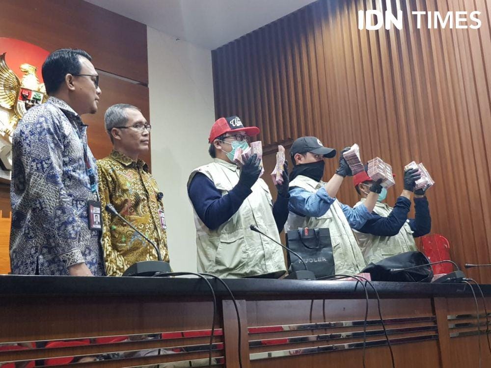 (Penyidik KPK menunjukan barang bukti OTT Sidoarjo) IDN Times/Santi Dewi