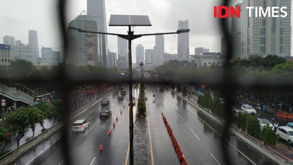 Ilustrasi hujan (IDN Times/Rochmanudin)