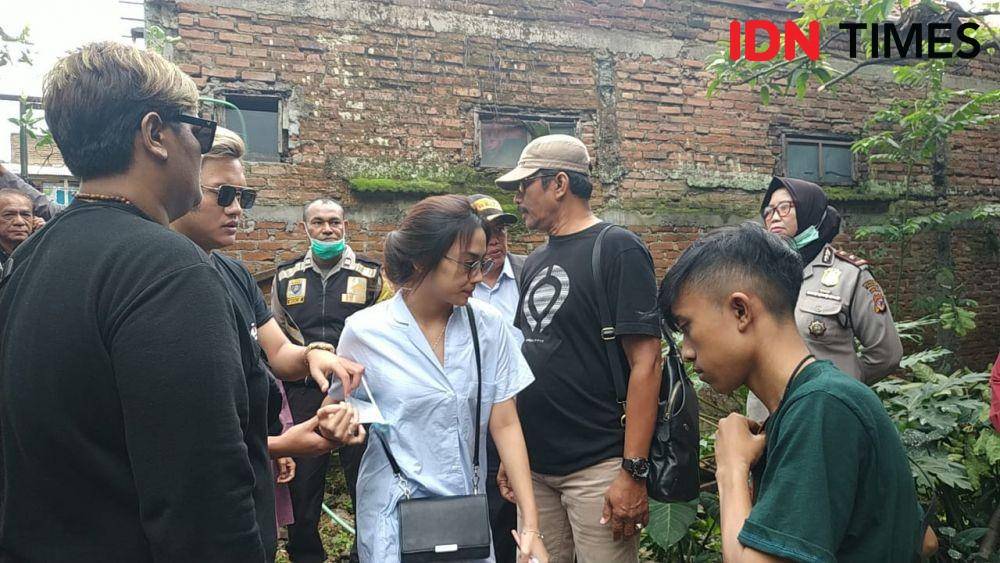 Rizky Febian mendatangi pembongkaran makam ibunya, Lina Jubaedah (IDN Times/Debbie Sutrisno)