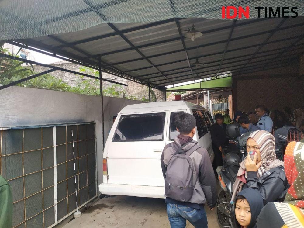 Ambulans jenazah Lina Jubaedah sudah berada di lokasi pemakaman (IDN Times/Azzis Z))