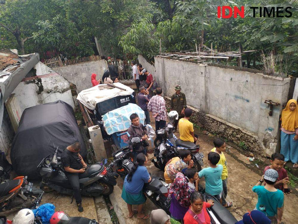 Ambulans jenazah Lina Jubaedah sudah berada di lokasi pemakaman (IDN Times/Azzis Z))