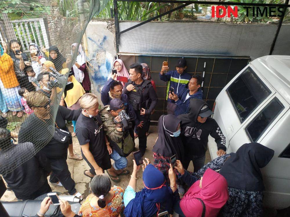Rizky Febian mendatangi pembongkaran makam ibunya, Lina Jubaedah (IDN Times/Azzis Z)