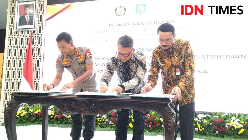 Penandatanganan kerja sama Kementerian ESDM, Kapolri dan Kemendagri dalam distribusi BBM (IDN Times/Helmi Shemi)