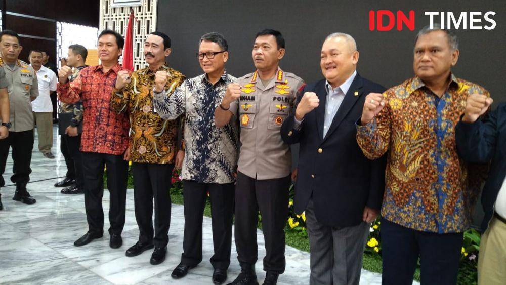 Penandatanganan kerja sama Kementerian ESDM, Kapolri dan Kemendagri dalam distribusi BBM (IDN Times/Helmi Shemi)