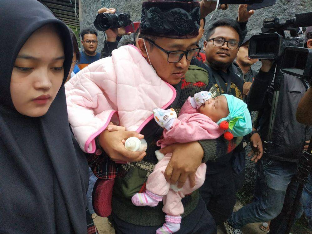 Suasana pemindahan jenazah Lina Jubaedah ke makam barunya di Ujungberung, Kota Bandung (IDN Times/Debbie Sutrisno)