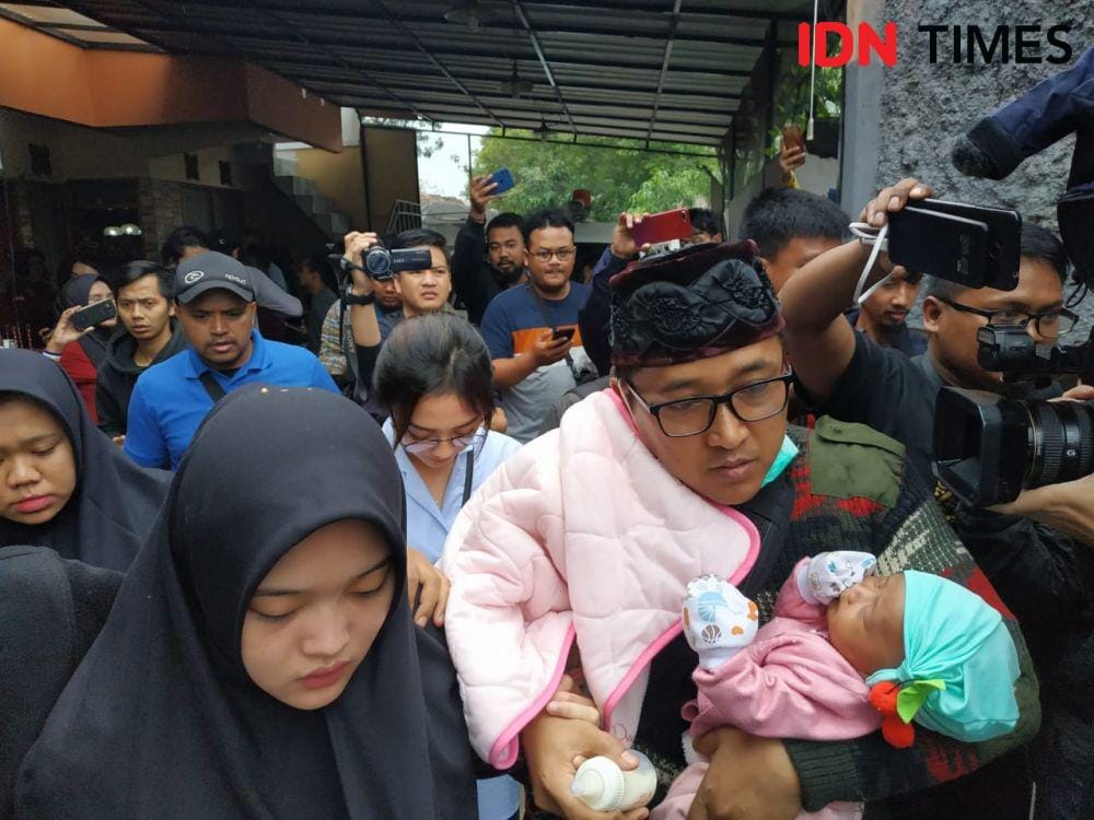 Suasana pemindahan jenazah Lina Jubaedah ke makam barunya di Ujungberung, Kota Bandung (IDN Times/Debbie Sutrisno)