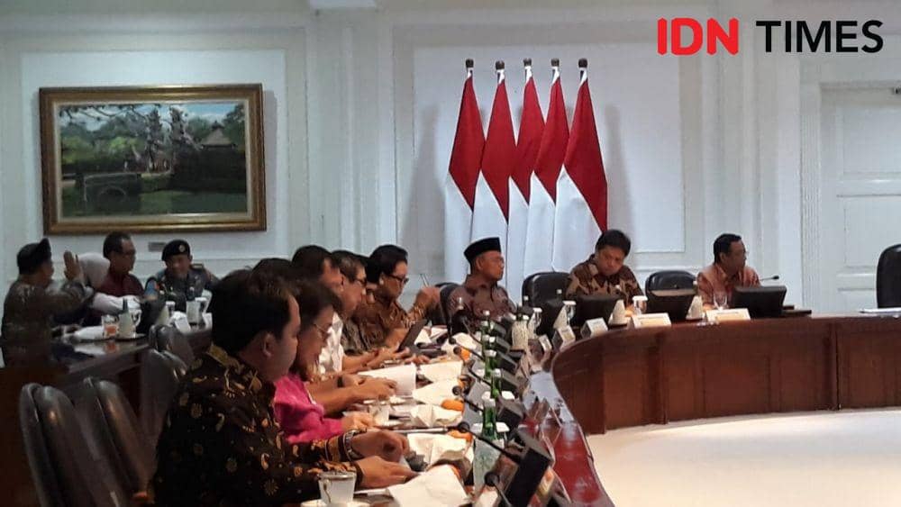 Rapat terbatas di Kantor Presiden, Jakarta Pusat, Kamis 9 Januari 2020 (IDN Times/Teatrika Handiko Putri)
