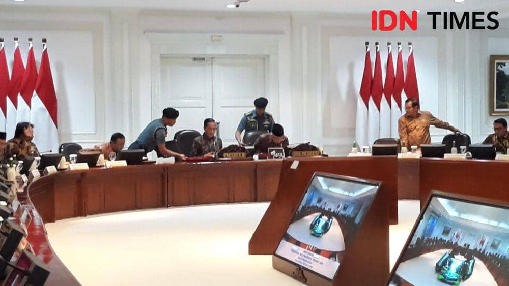 Rapat terbatas di Kantor Presiden, Jakarta Pusat, Kamis 9 Januari 2020 (IDN Times/Teatrika Handiko Putri)
