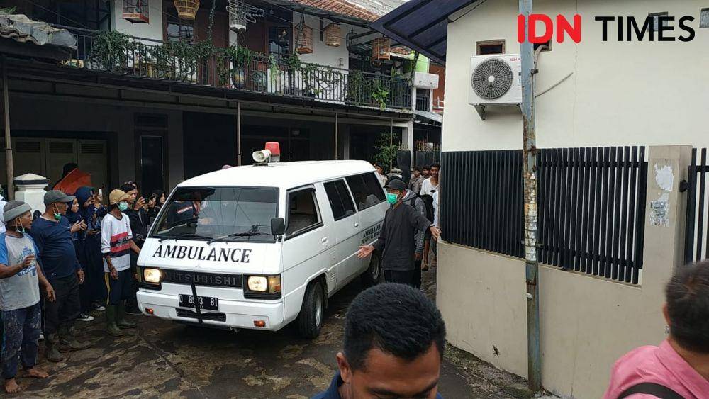 Suasana pemindahan jenazah Lina Jubaedah ke makam barunya di Ujungberung, Kota Bandung (IDN Times/Debbie Sutrisno)