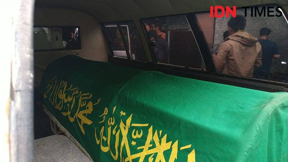 Suasana pemindahan jenazah Lina Jubaedah ke makam barunya di Ujungberung, Kota Bandung (IDN Times/Debbie Sutrisno)