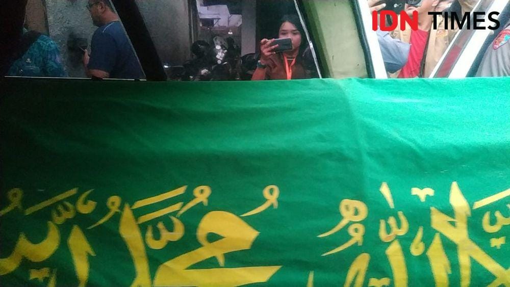 Suasana pemindahan jenazah Lina Jubaedah ke makam barunya di Ujungberung, Kota Bandung (IDN Times/Debbie Sutrisno)