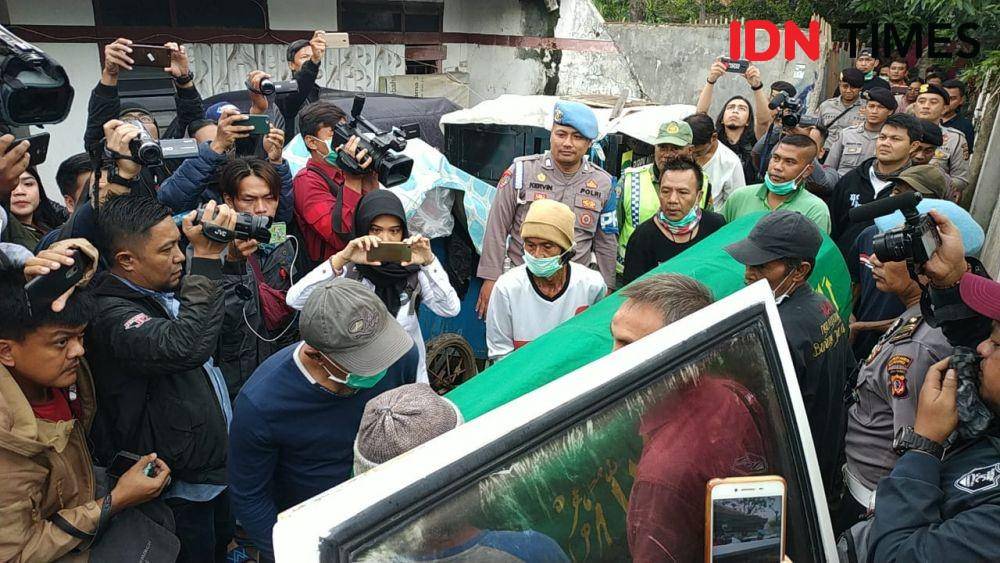 Suasana pemindahan jenazah Lina Jubaedah ke makam barunya di Ujungberung, Kota Bandung (IDN Times/Debbie Sutrisno)