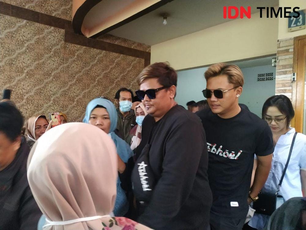 Rizky Febian mendatangi pembongkaran makam ibunya, Lina Jubaedah (IDN Times/Azzis Z)