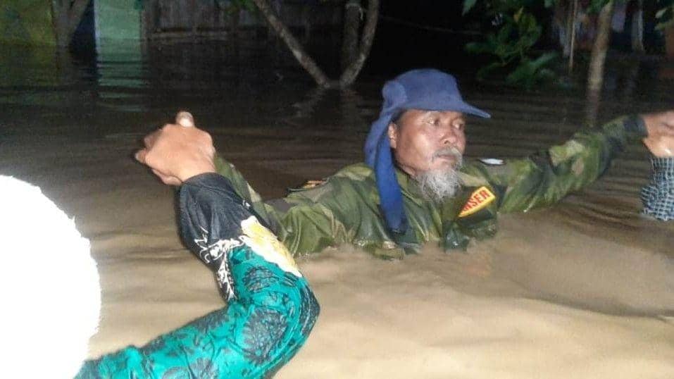 Mbah Sono saat mengevakuasi warga Grobogan. nu.or.id