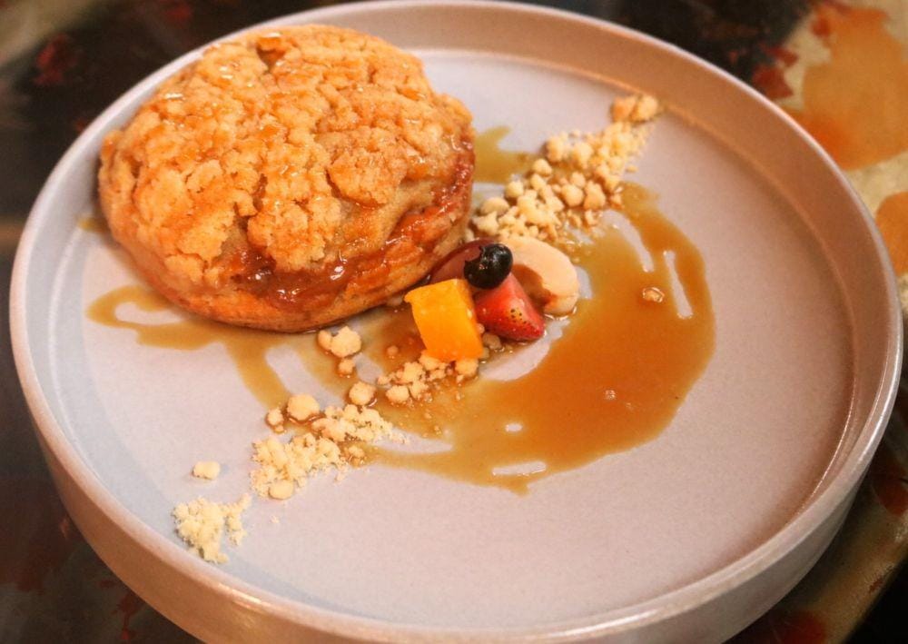 Croquelin Choux Puff, sajian makanan mirip kue Sus dengan isi boba dan sajian roti lebih chrunch. IDN Times/ Alfi Ramadana